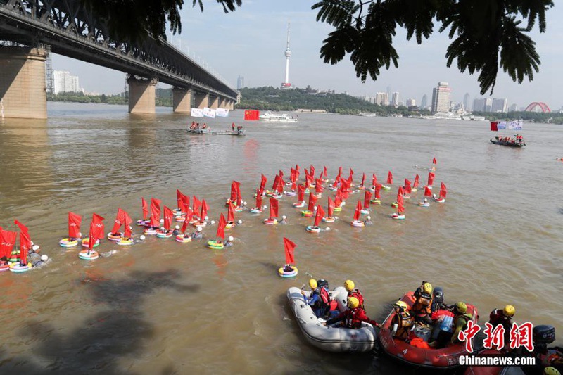 Schwimmen über den Jangtse-Fluss in Wuhan