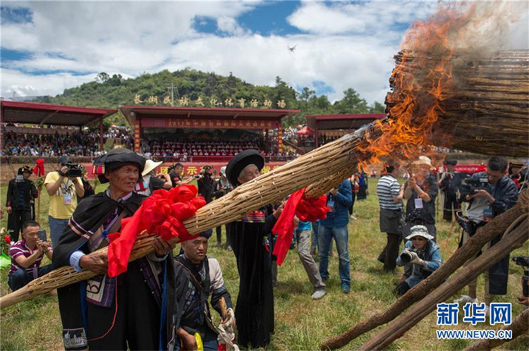 Yi-Volk feiert das „Fackelfestival“ in Yunnan