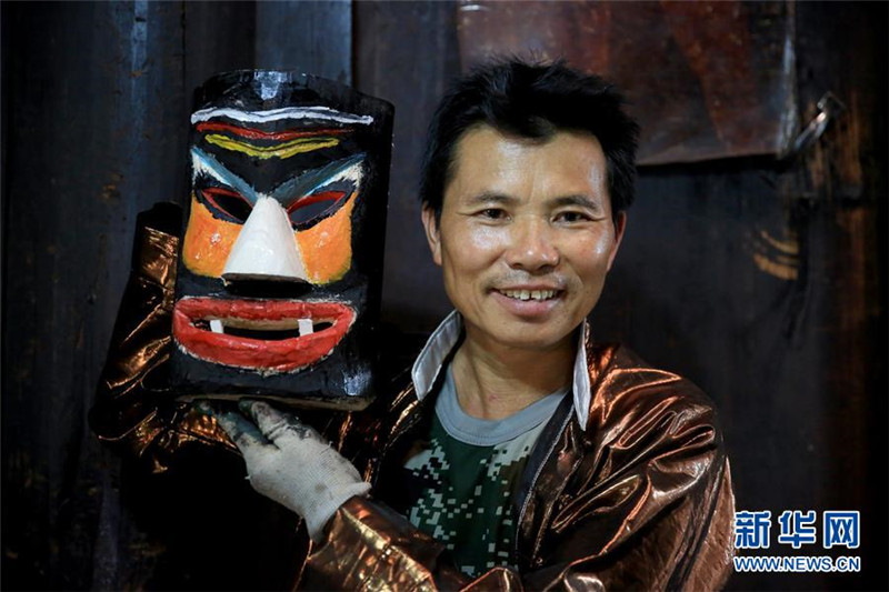 Manggao-Maskenhandwerker des Miao-Volks in Guangxi