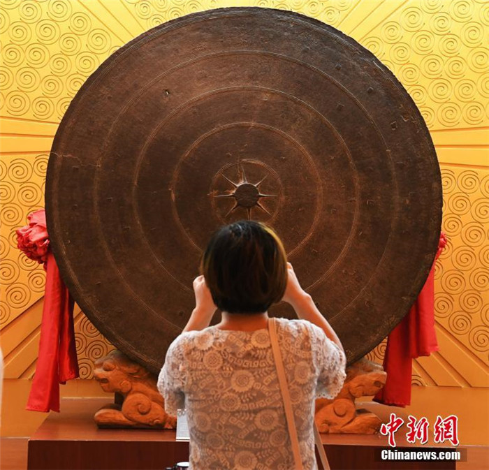 Archäologie: Die größte Kupfertrommel der Welt in Guangxi ausgestellt