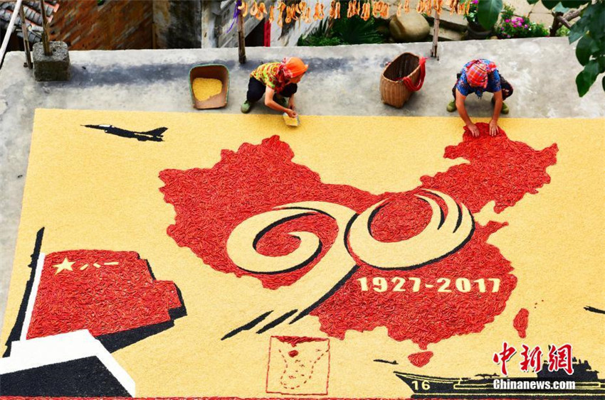 Dorfbewohner feiern 90. Jahrestag der Volksbefreiungsarmee mit Getreide-Bild