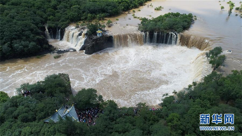 Riesiger Wasserfall in Heilongjiang zieht zahlreiche Besucher an