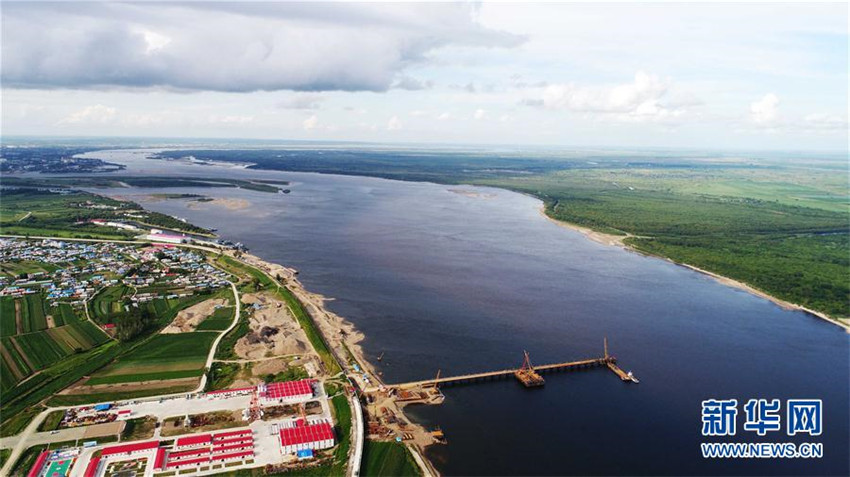 Brücke zwischen China und Russland im Bau
