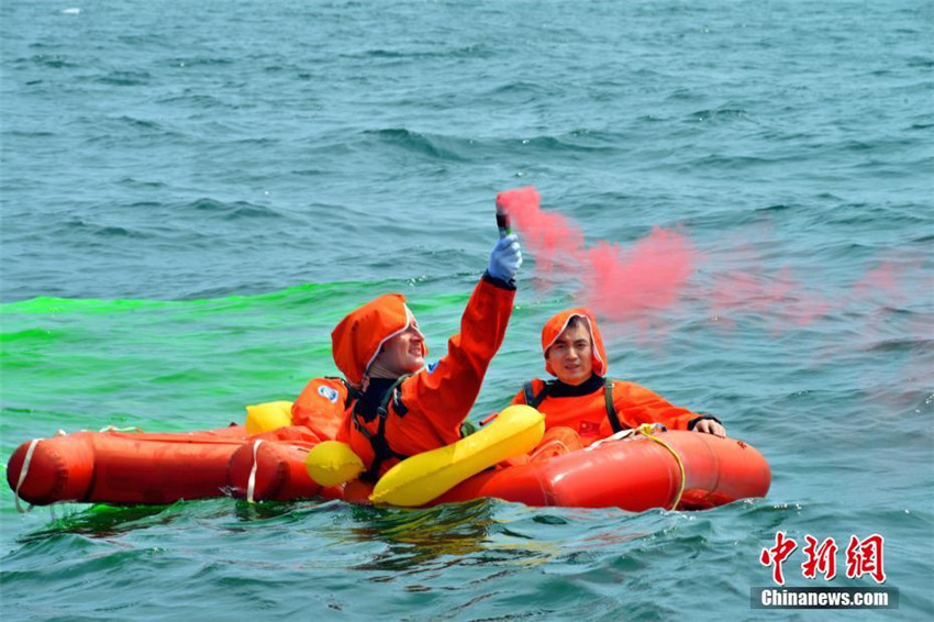 Chinesische und europäische Astronauten absolvieren Seerettungstraining