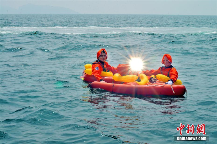 Chinesische und europäische Astronauten absolvieren Seerettungstraining