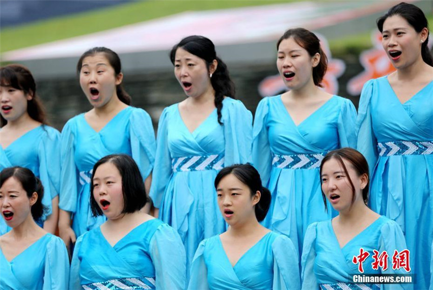 Zhangjiajie: Chor auf dem Dach