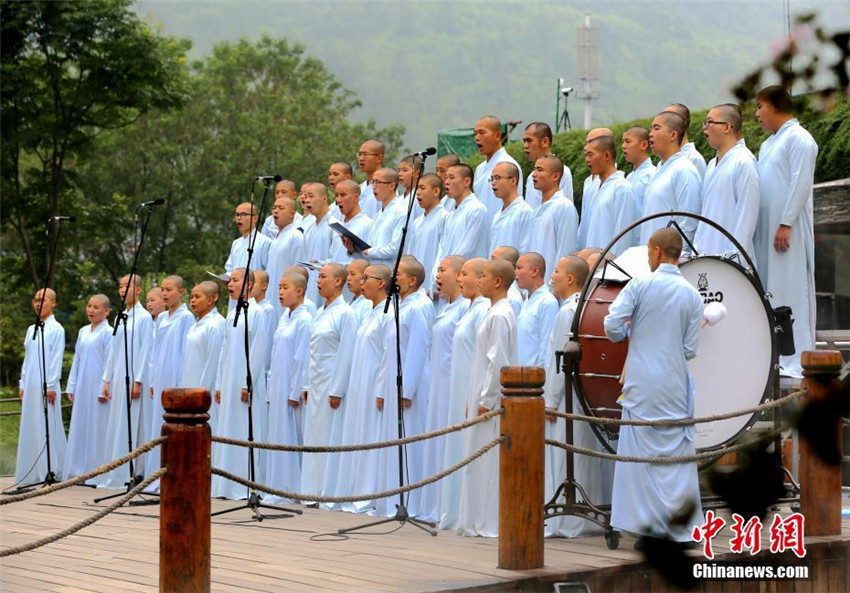 Zhangjiajie: Chor auf dem Dach