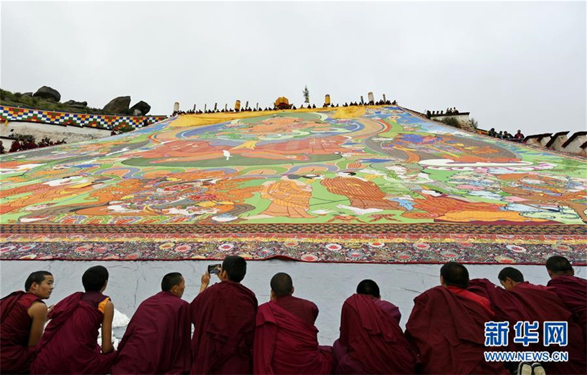 Tibeter feiern das Shoton-Festival