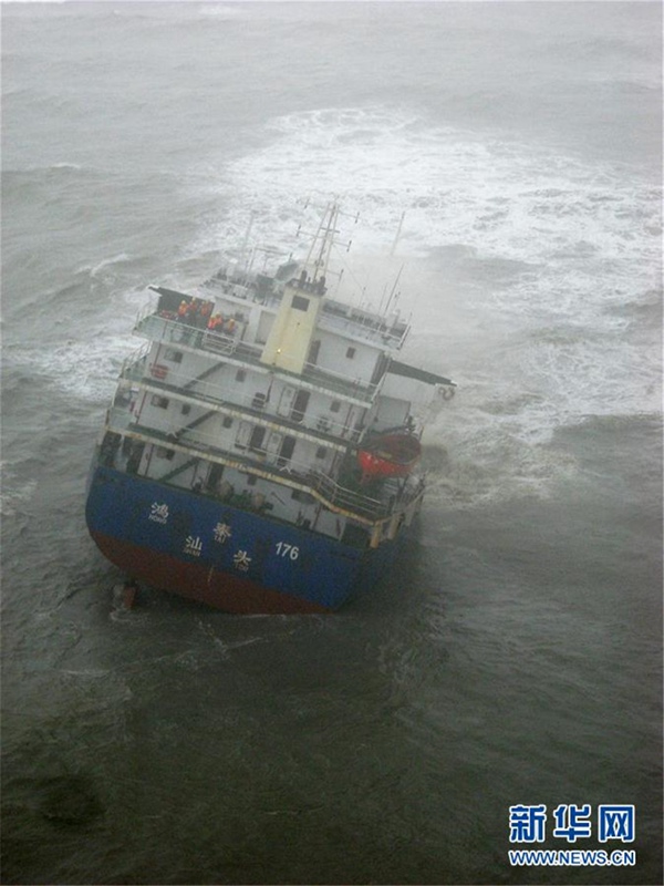 Taifun Pakhar bringt Frachtschiff zum Sinken
