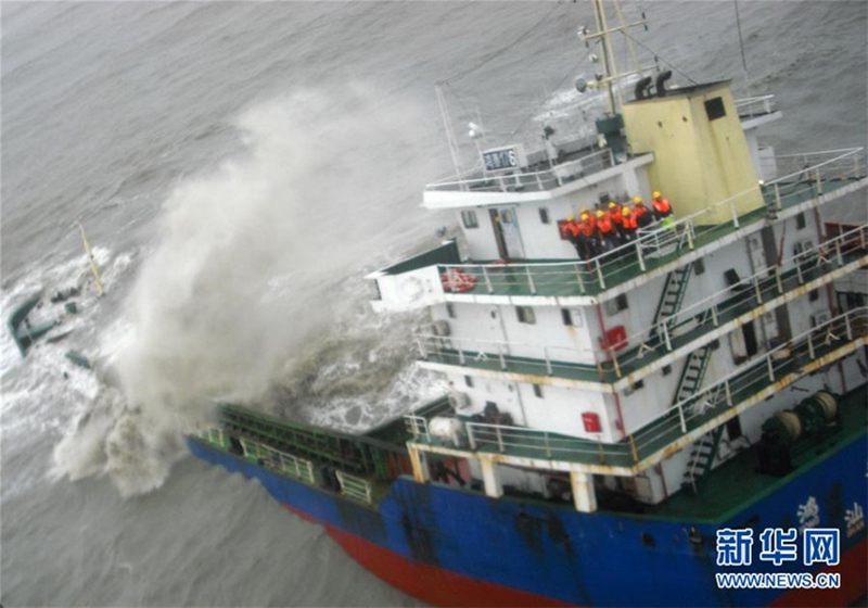 Taifun Pakhar bringt Frachtschiff zum Sinken