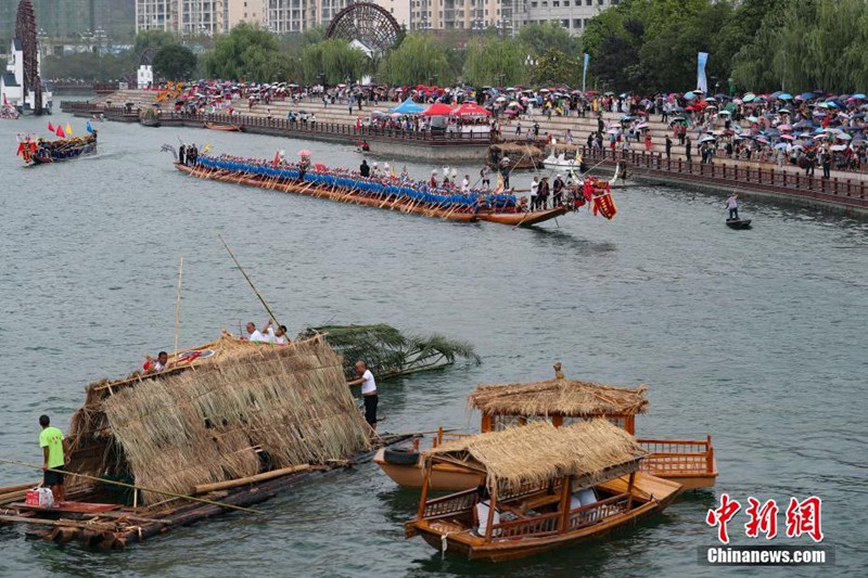 Weltlängstes Holzdrachenboot der Miao-Nationalität in Guizhou vorgestellt