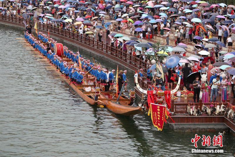 Weltlängstes Holzdrachenboot der Miao-Nationalität in Guizhou vorgestellt