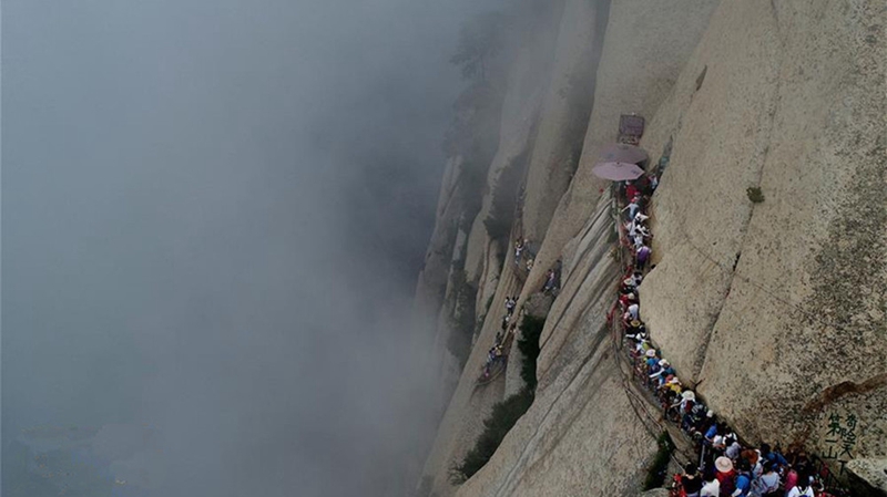 Das berühmteste natürliches Hindernis auf Berg Huashan: Holzsteig im Himmel