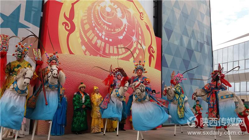 Wunderbare Feuer-Aufführungen bei der Shaanxi Woche auf der Expo 2017 Astana