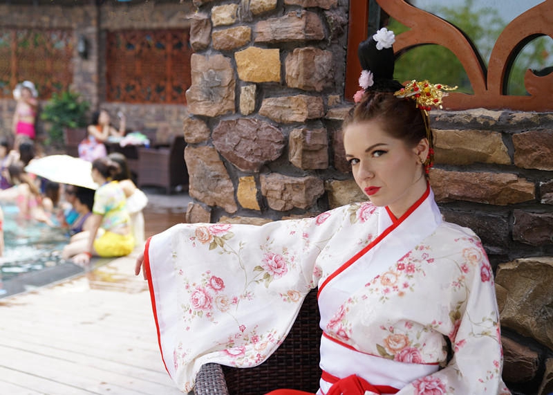 Neuer Guinness-Rekord durch tausend Schönheiten zum „Baden in heißer Quelle Fengquan und Singen von Taibai-Berg“