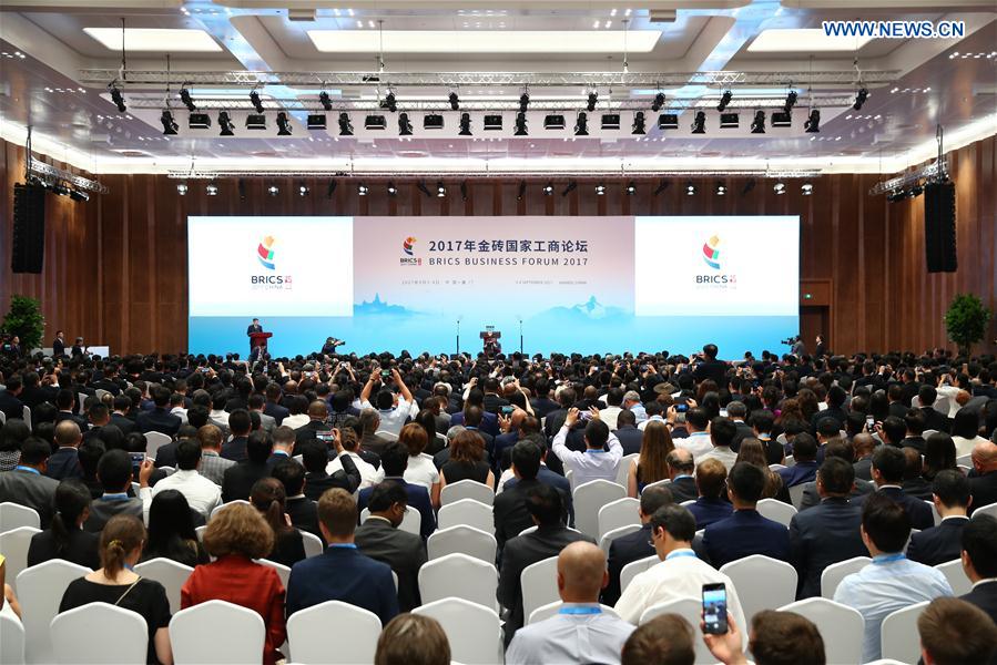 Xi betont Weltfrieden und Sicherheit beim BRICS-WirtschaftsforumDer chinesische Staatspräsident Xi Jinping sagte am Sonntag, die BRICS-Staaten sollten den weltweiten Frieden und die Stabilität sowie die Vision einer gemeinsamen, umfassenden, kooperativen und nachhaltigen Sicherheit aufrechterhalten.