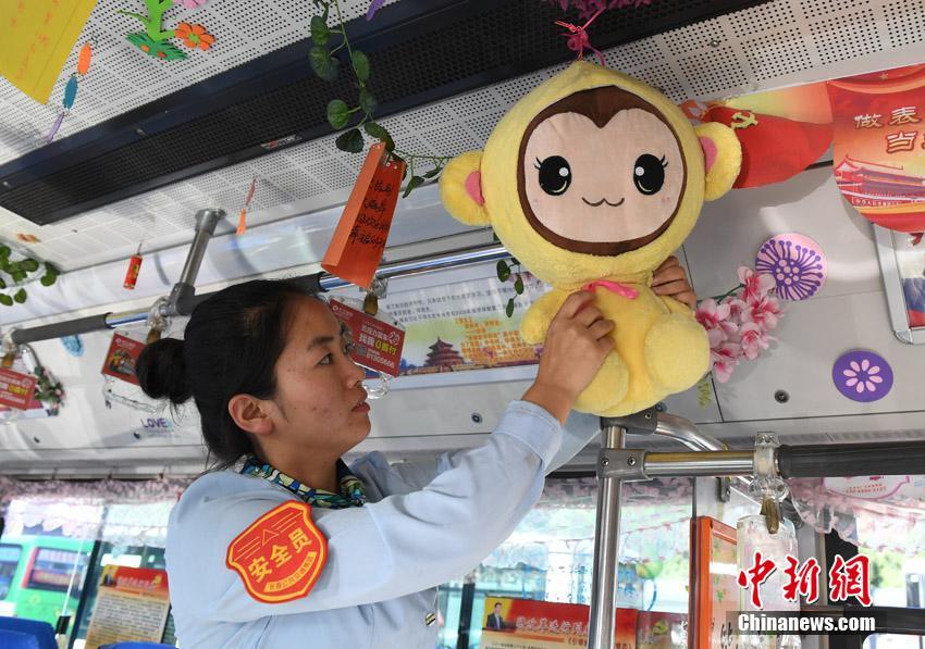 Busfahrerin dekoriert Bus mit eigenem Kinderspielzeug