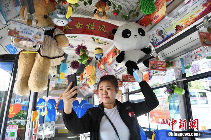 Busfahrerin dekoriert Bus mit eigenem Kinderspielzeug