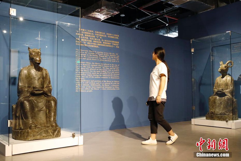 Bronze-Gegenstände der zwölf chinesischen Tierkreiszeichen in Shanghai präsentiert