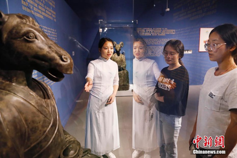 Bronze-Gegenstände der zwölf chinesischen Tierkreiszeichen in Shanghai präsentiert