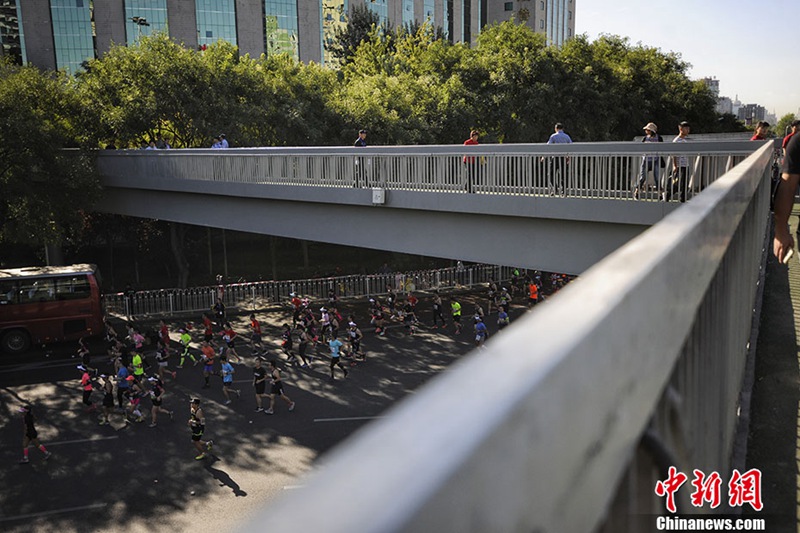 30.000 Läufer beteiligen sich am Beijing Marathon 2017