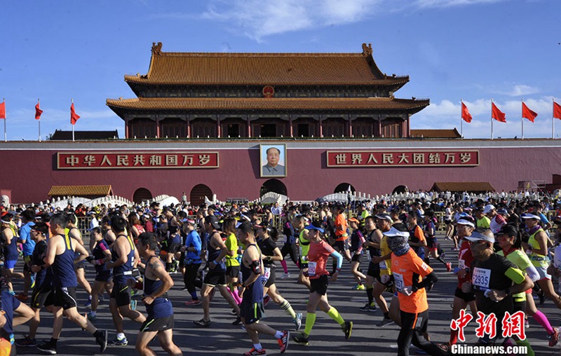 30.000 Läufer beteiligen sich am Beijing Marathon 2017