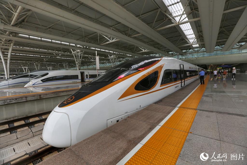 „Fuxing“ fährt mit einer Geschwindigkeit von 350 km/h von Beijing nach Shanghai