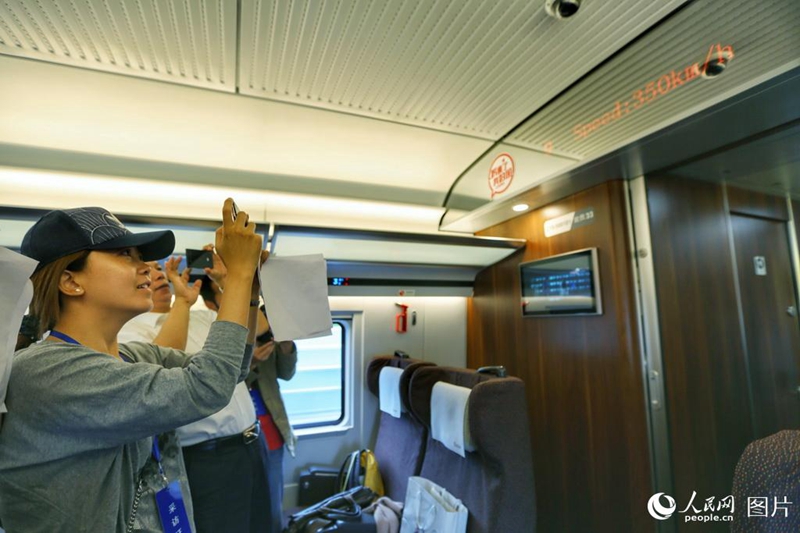 „Fuxing“ fährt mit einer Geschwindigkeit von 350 km/h von Beijing nach Shanghai