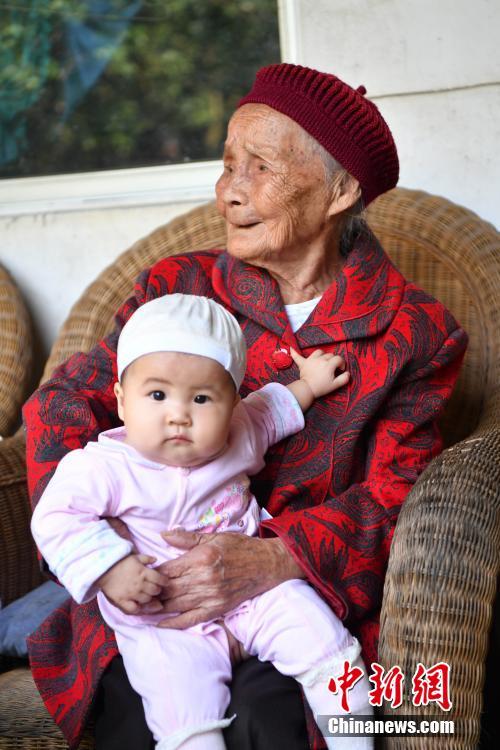 Chengdus älteste Frau feiert ihren 117. Geburtstag