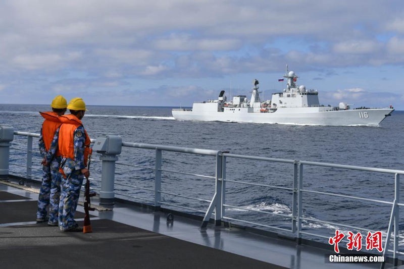 Chinesische und russische Kriegsschiffe üben gemeinsam Nachschubversorgung auf See