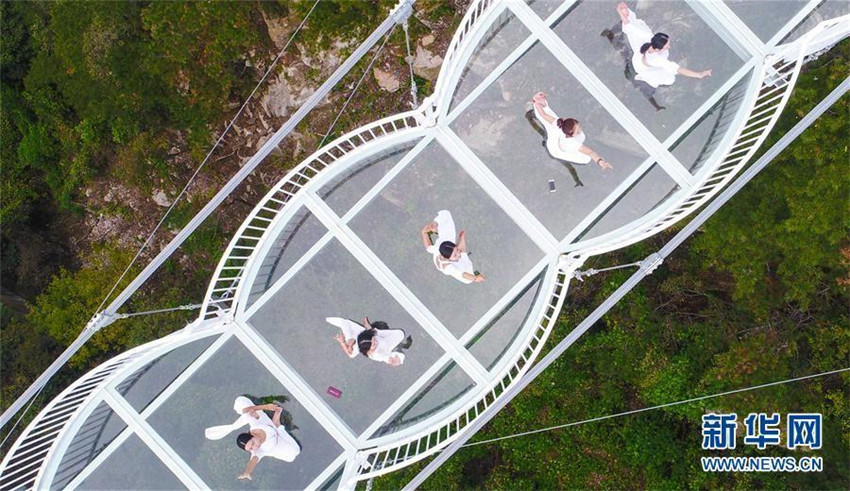 Riesige Glasbrücke auf dem Yimeng-Berg in Shandong