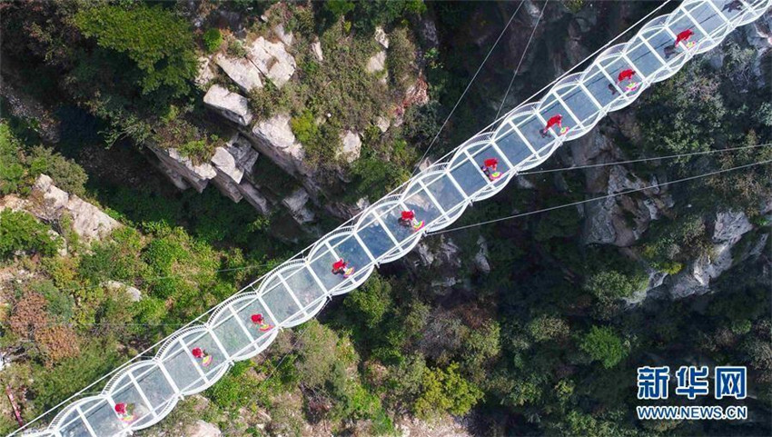 Riesige Glasbrücke auf dem Yimeng-Berg in Shandong