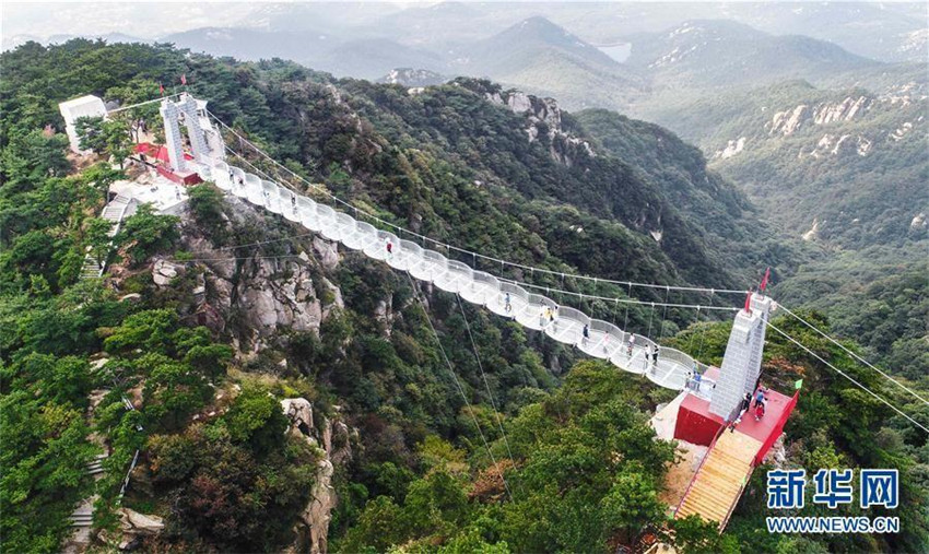 Riesige Glasbrücke auf dem Yimeng-Berg in Shandong