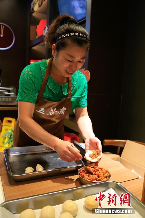 Hangzhou: Mondkuchen mit Flusskrebs-Füllung