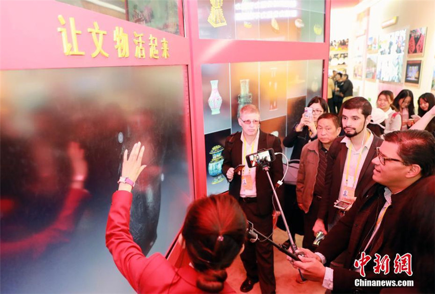 Ausländische Journalisten fokussieren sich auf Ausstellung über Chinas Erfolge der vergangenen fünf Jahre