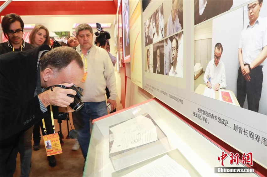 Ausländische Journalisten fokussieren sich auf Ausstellung über Chinas Erfolge der vergangenen fünf Jahre
