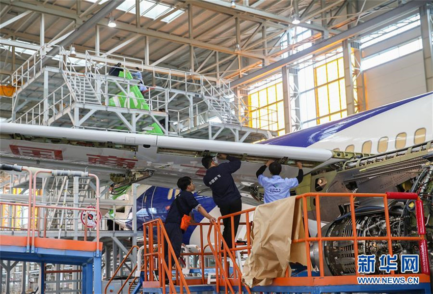 Lackieren des Großraumflugzeugs C919-102 vollendet