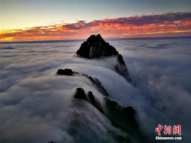 Atemberaubendes Wolkenmeer am Huangshan-Berg