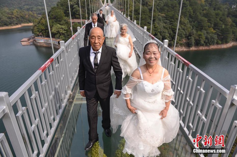 Fotos für goldene Hochzeit auf Glasbrücke in schwindelerregender Höhe