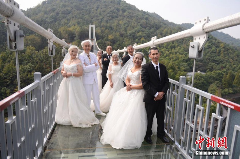 Fotos für goldene Hochzeit auf Glasbrücke in schwindelerregender Höhe
