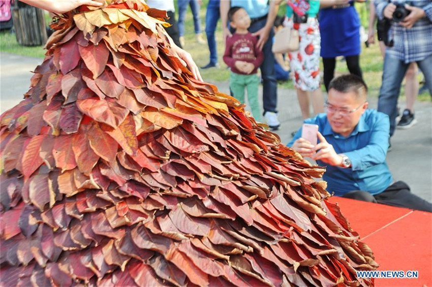 Guangdong: Kleid aus 5.888 Blättern