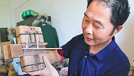 Wenn man sich das Innenleben mancher seiner Schätze anguckt, kann man das dafür nötige handwerkliche Geschick nur erahnen. Xiong Wenyi sammelt seit über 30 Jahren ganz besondere Zeugen der Vergangenheit.