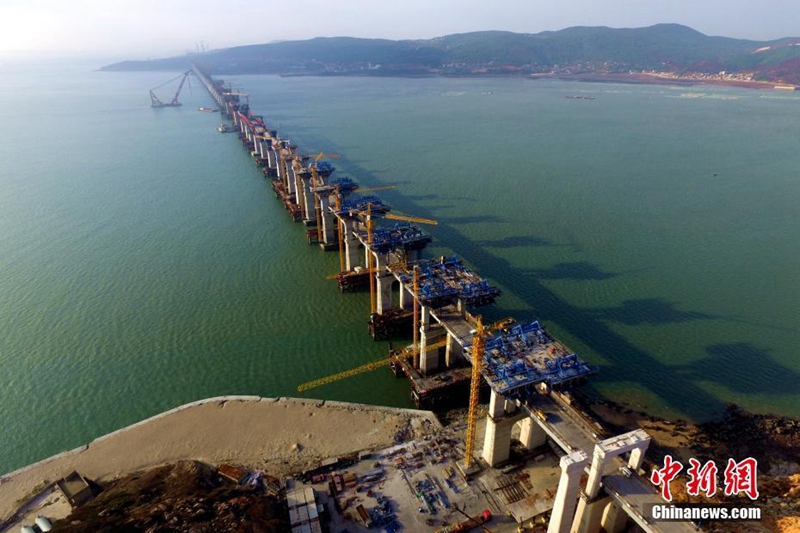 Brückenpfeiler für neue Auto- und Eisenbahnbrücke über Meerenge fertiggestellt