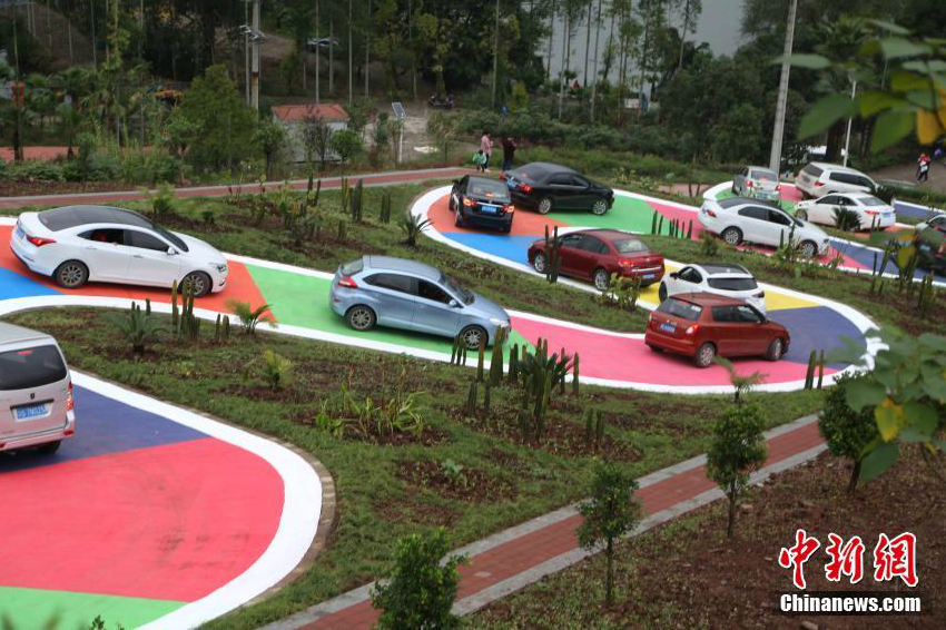 „Bunte S-förmige Straße“ wird in Chongqing für den Verkehr geöffnet