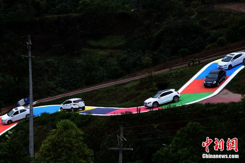 „Bunte S-förmige Straße“ wird in Chongqing für den Verkehr geöffnet