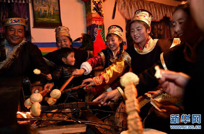 Menschen in Gompo feiern traditionelles Neujahrsfest