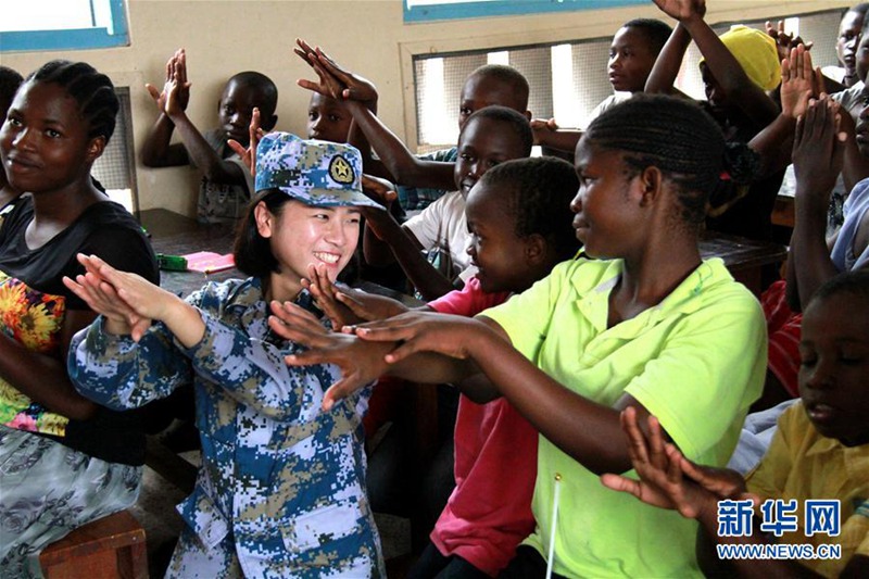 Ärzte des Lazarettschiffs „Friedens-Arche“ besuchen Waisenhaus in Tansania
