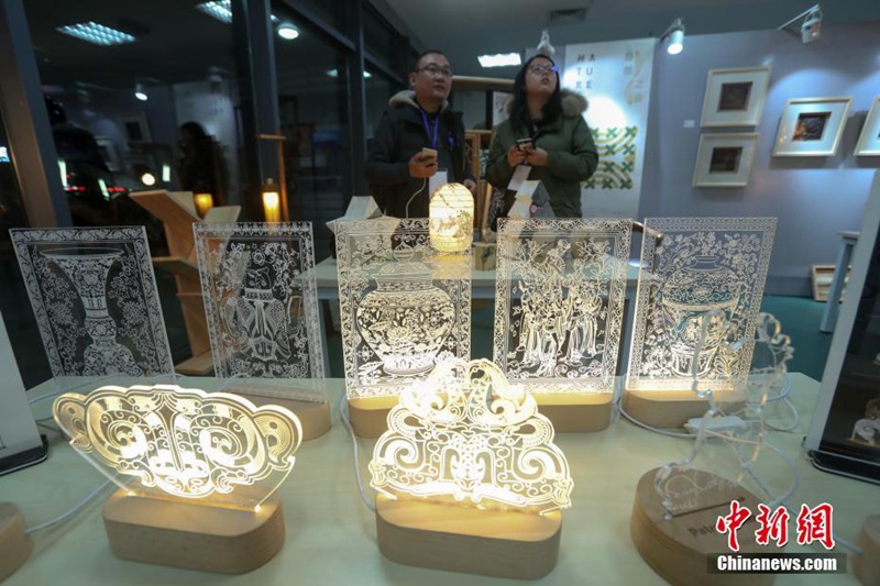 Studenten zeigen an der Universität Wuhan die Schönheit der Kunst