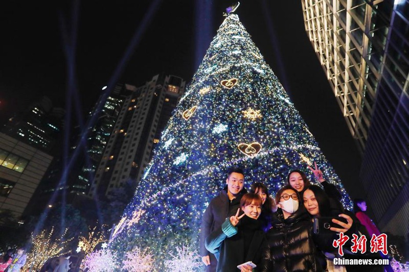 23 Meter hoher Weihnachtsbaum in Shanghai