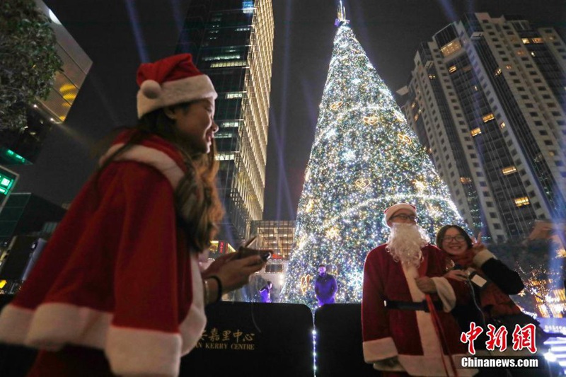 23 Meter hoher Weihnachtsbaum in Shanghai